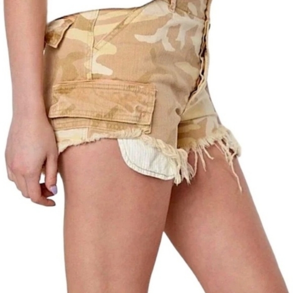 Free People Commander Camouflage Button Fly Cutoff Cargo Shorts Size 6 - Picture 2 of 9